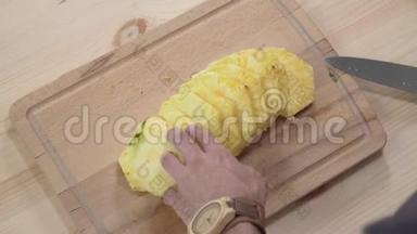 由刚切好的菠萝片组成，放在木制表面